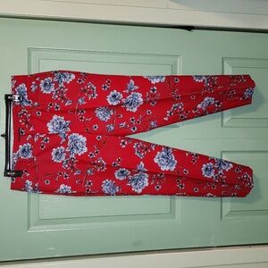 Roz & Ali Cropped Pants NWOT (Size 10) Red with Flowers Nice